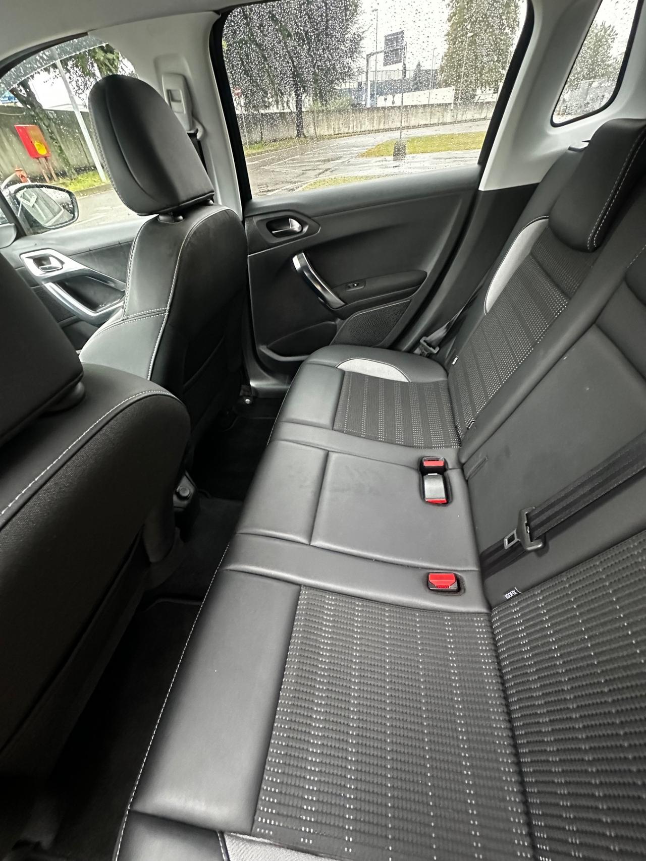 Peugeot 2008 1.6 BlueHDi 100 Allure Black Matt
