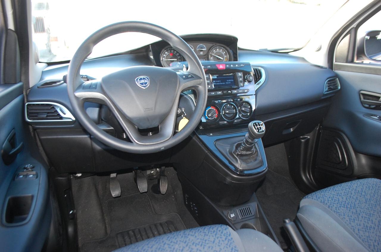 Lancia Ypsilon 1.0 firefly 70CV hybrid Oro S&S Uff Italy USB