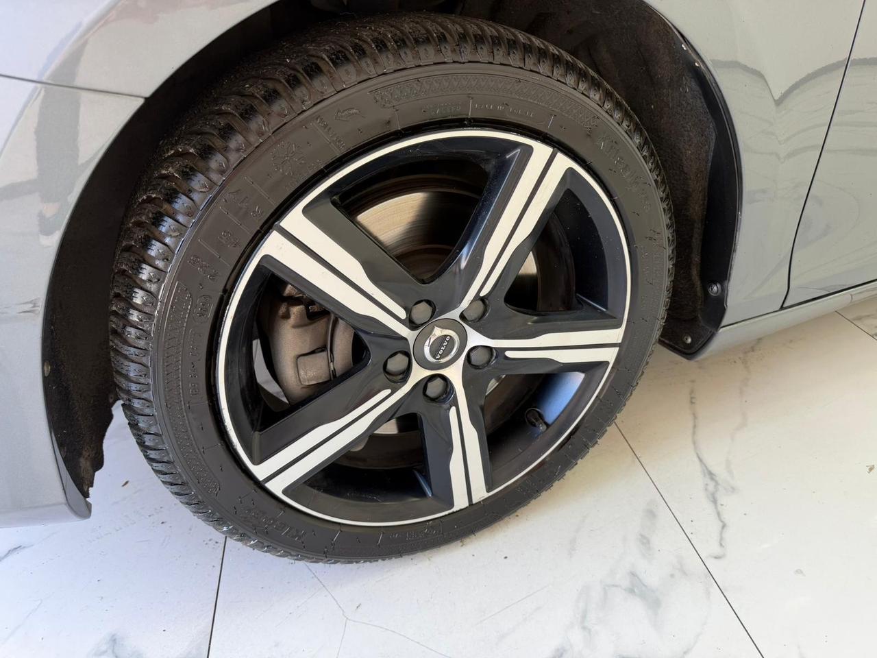 Volvo V40 D3 R-design-GARANTITA-2018