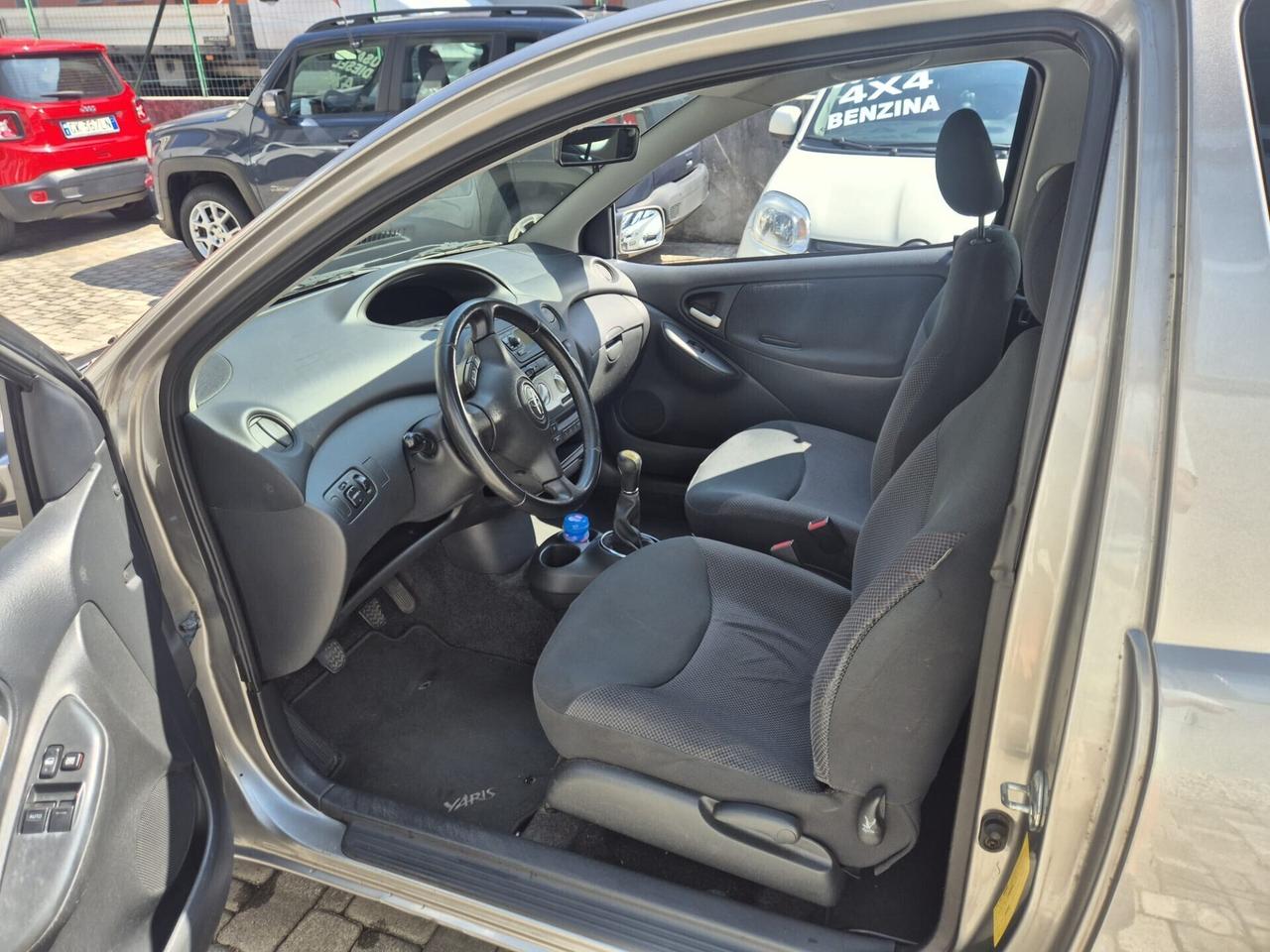 Toyota Yaris 1.0i 16V 3 porte
