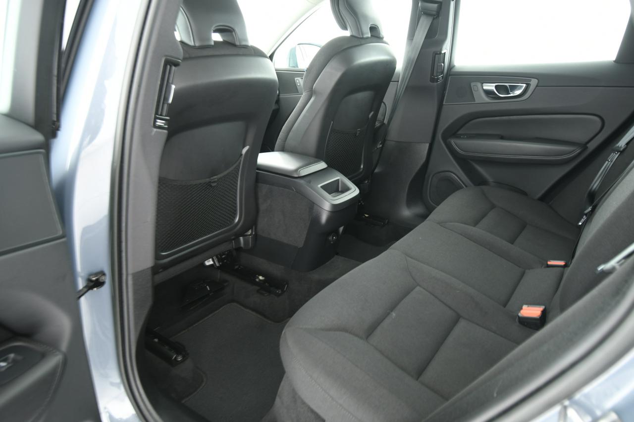 VOLVO XC60 2.0 b4 Momentum awd auto CAMERA+APP CONNECT+FULL LED