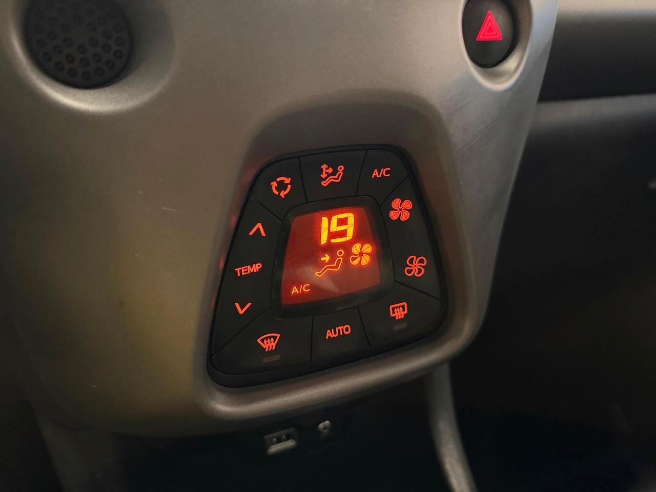 Toyota Aygo Connect 1.0 VVT-i 72 CV 5 porte x-clusiv