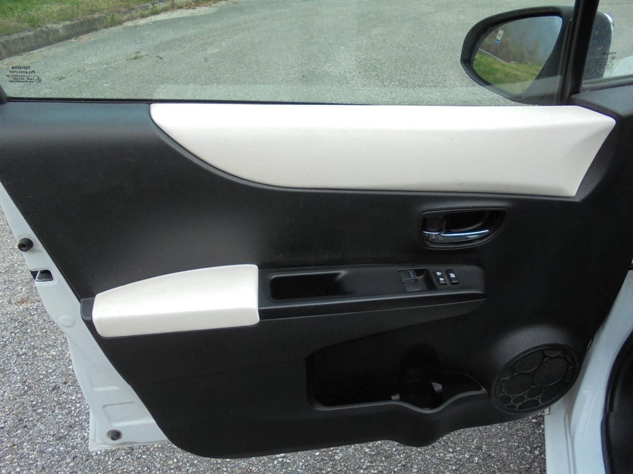 TOYOTA YARIS 1.4 D-4D 5P LOUNGE – UNIPROPRIETARIO-