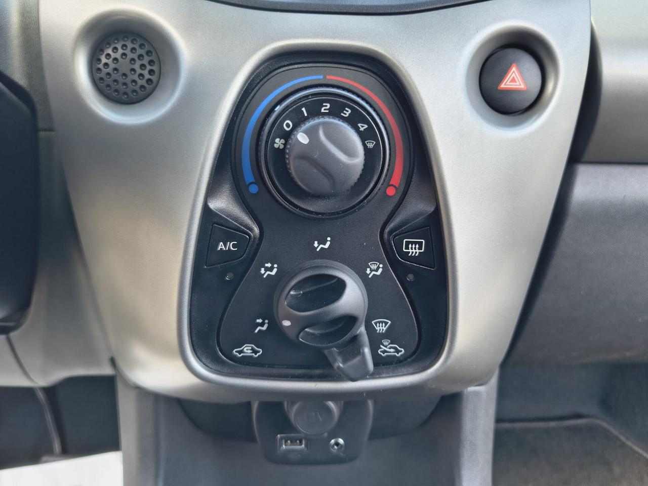 Peugeot 108 1.0 benzina 5 porte *GARANZIA 24 MESI*
