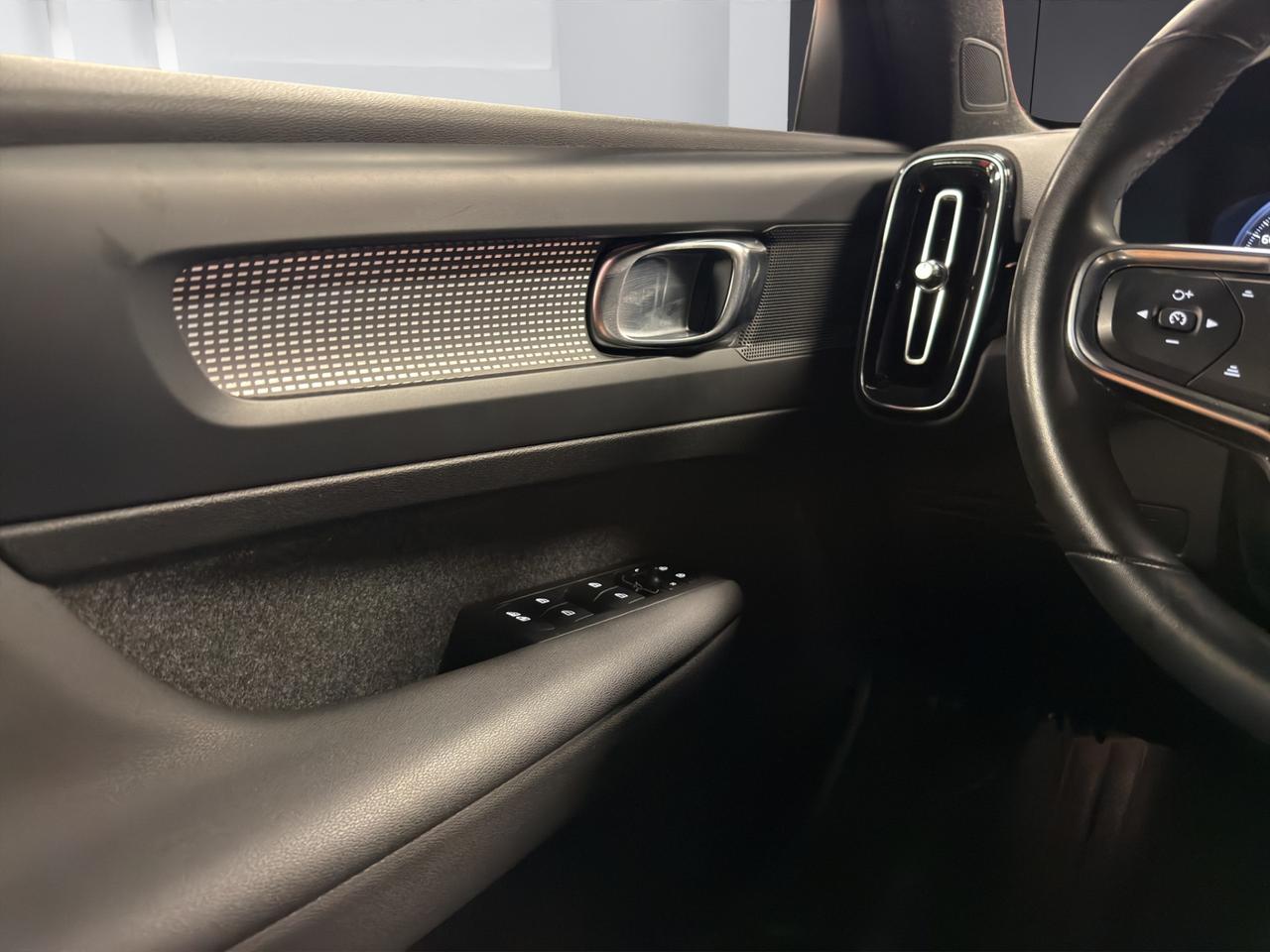 Volvo XC40 1.5 t4 phev R-design auto my21 - 24 MESI GARANZIA