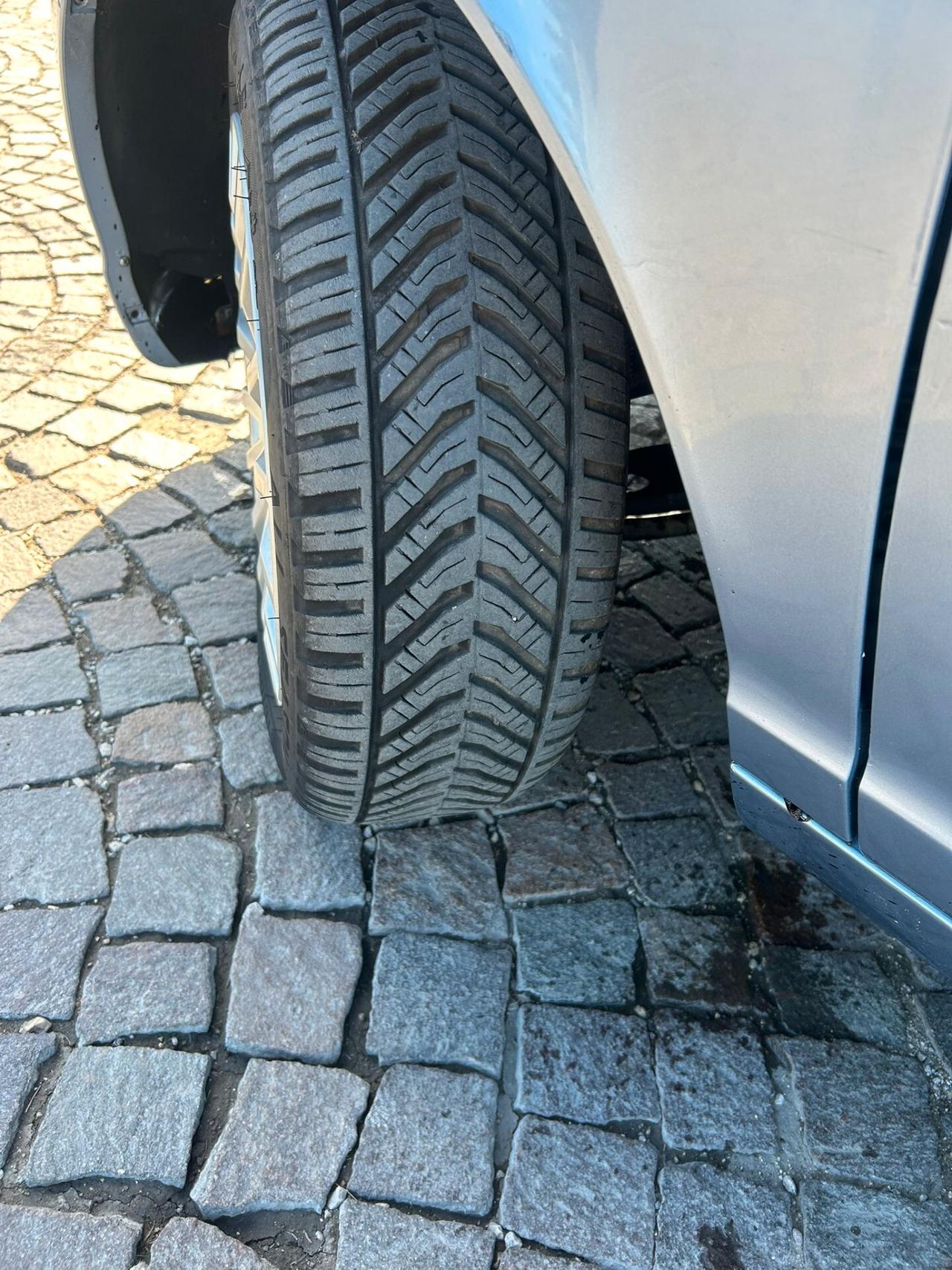 Lancia Ypsilon 1.3 MJT 75 CV Oro Targa DR379HT