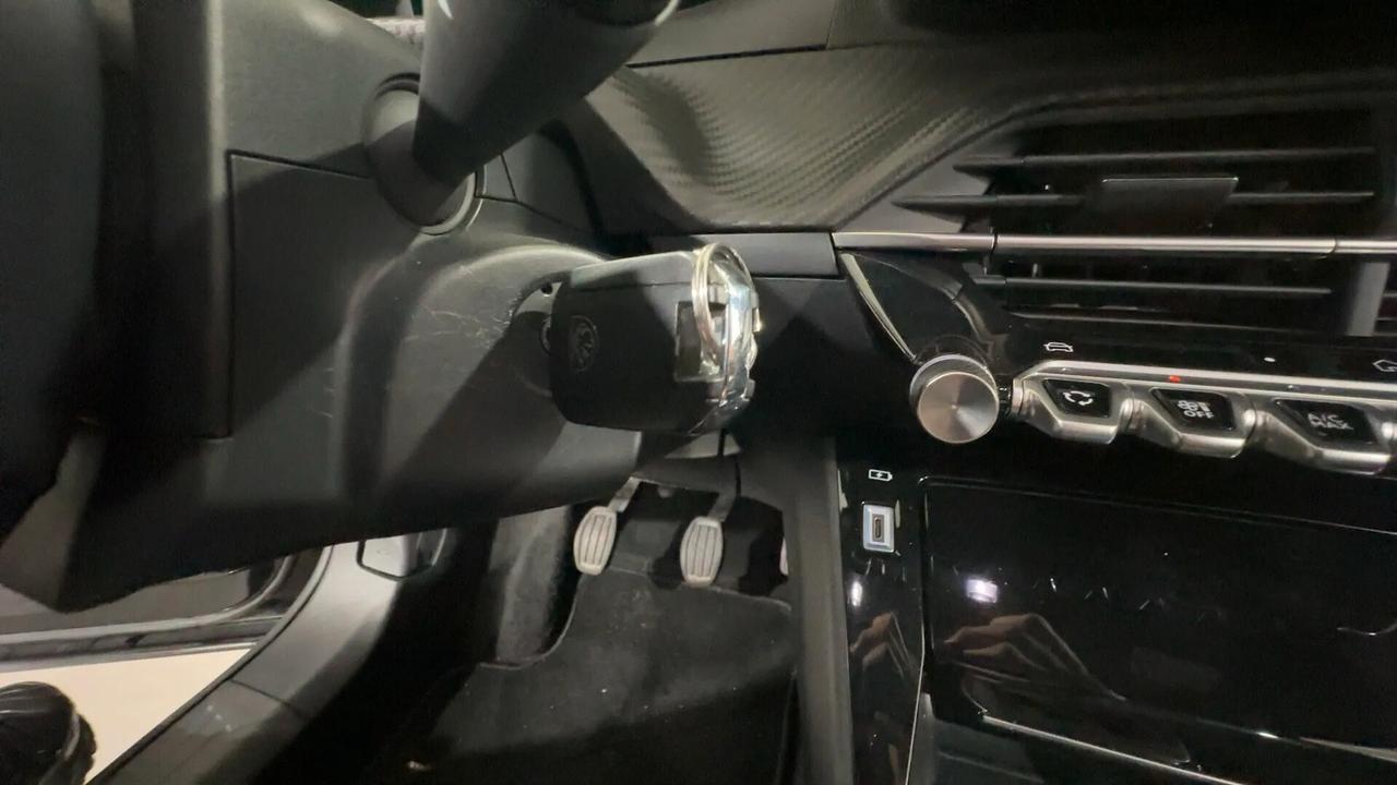 Peugeot 2008 PureTech 100cv Allure '25