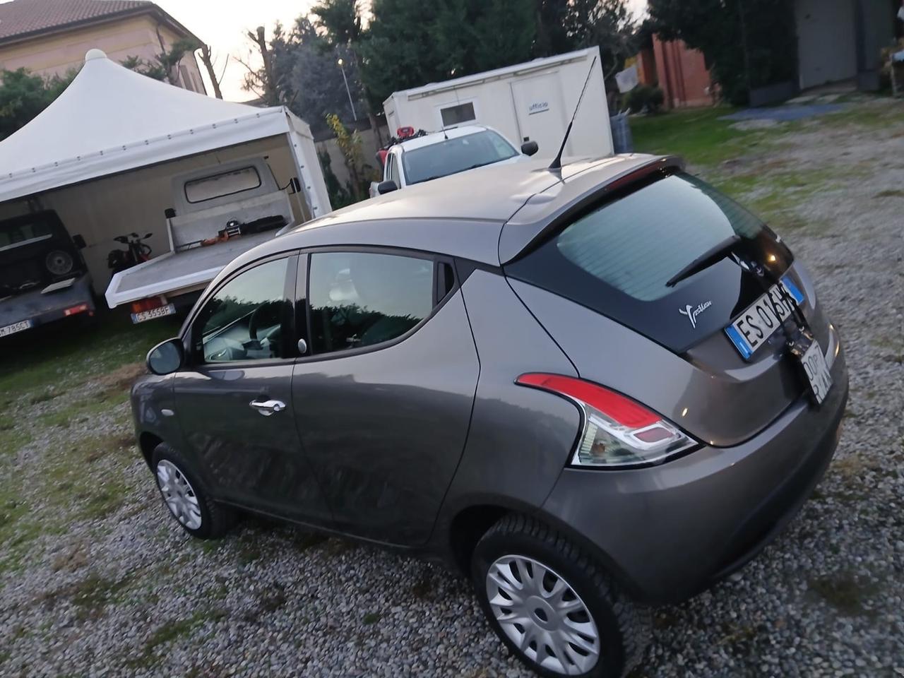 Lancia Ypsilon 0.9 TwinAir 85 CV 5 porte Metano Ecochic Silver