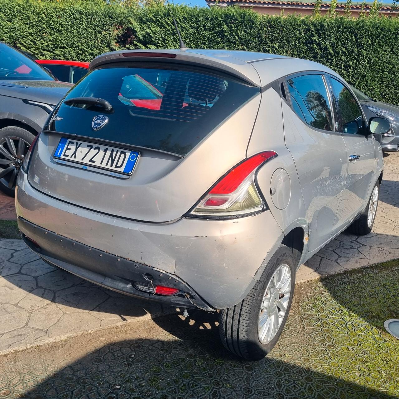 Lancia Ypsilon 0.9 TwinAir 85 CV 5 porte Metano Ecochic Silver