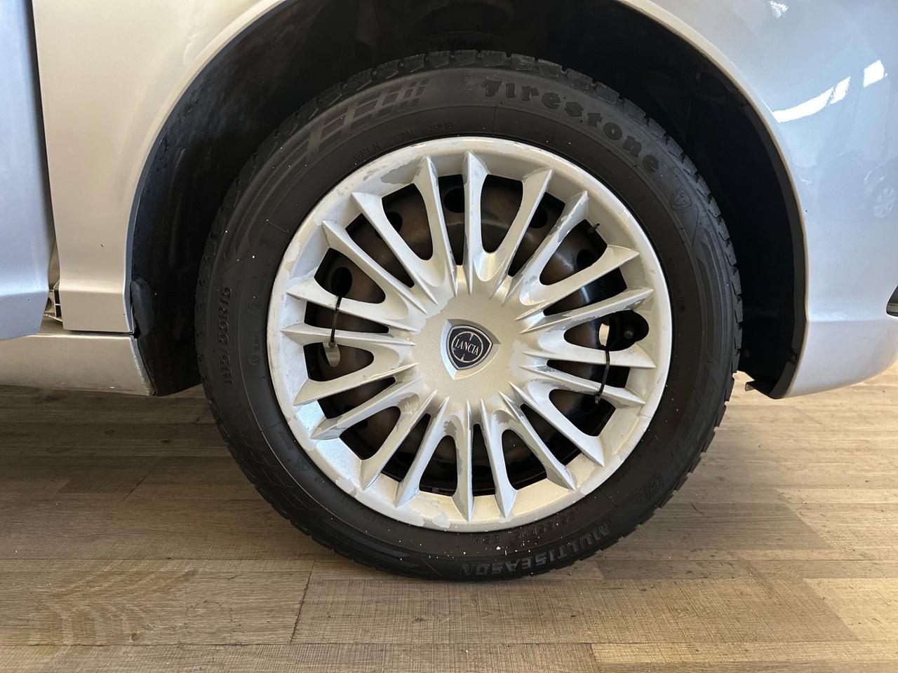 Lancia Ypsilon 1.2 Argento NEOPATENTATI