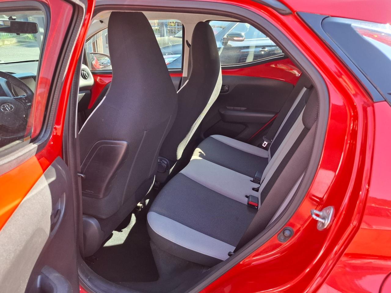 Toyota Aygo 1.0 VVT-i 69 CV 5 porte x-play MMT