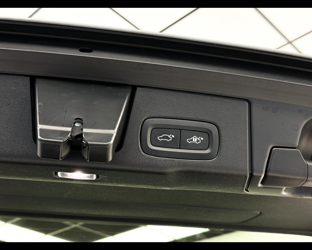 VOLVO XC60 B4 automatico Plus Dark