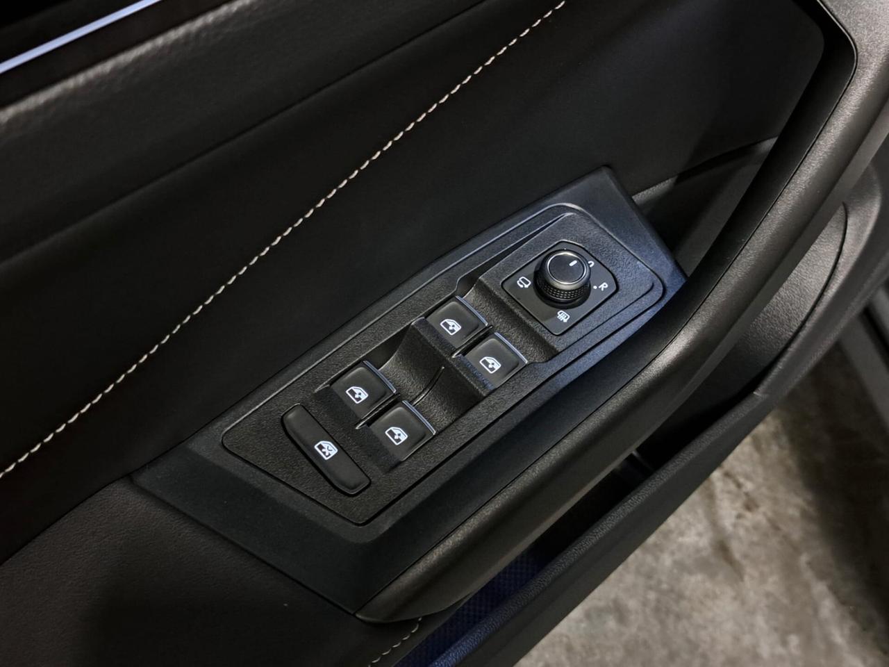 Volkswagen T-Roc 1500 TSI ACT R-Line Plus OPACA