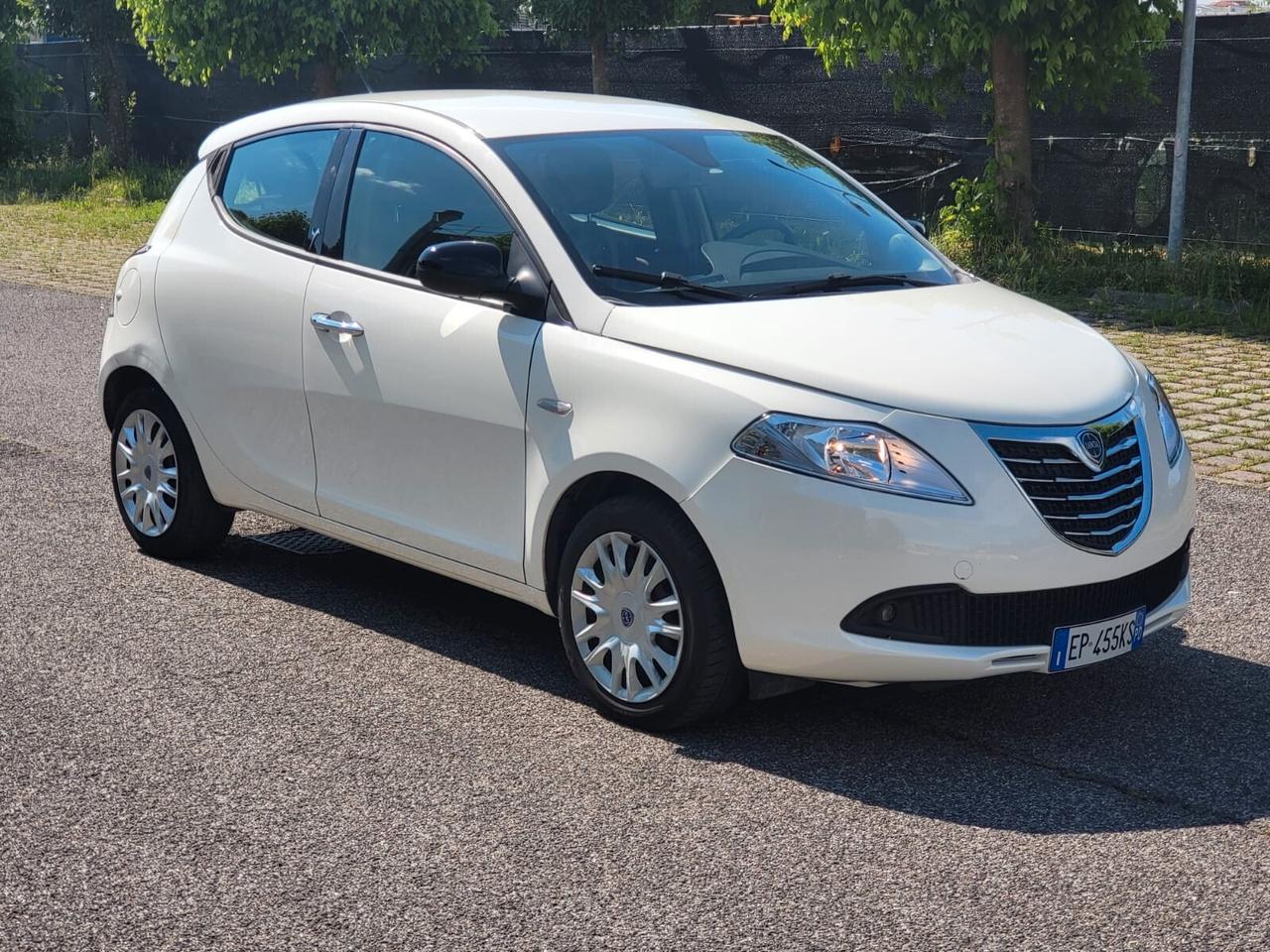 Lancia Ypsilon 1.2 69 CV 5 porte NEOPATENTATI