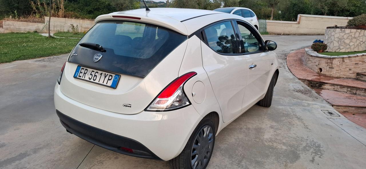 Lancia Ypsilon 1.2 69 CV 5 porte GPL Ecochic Silver