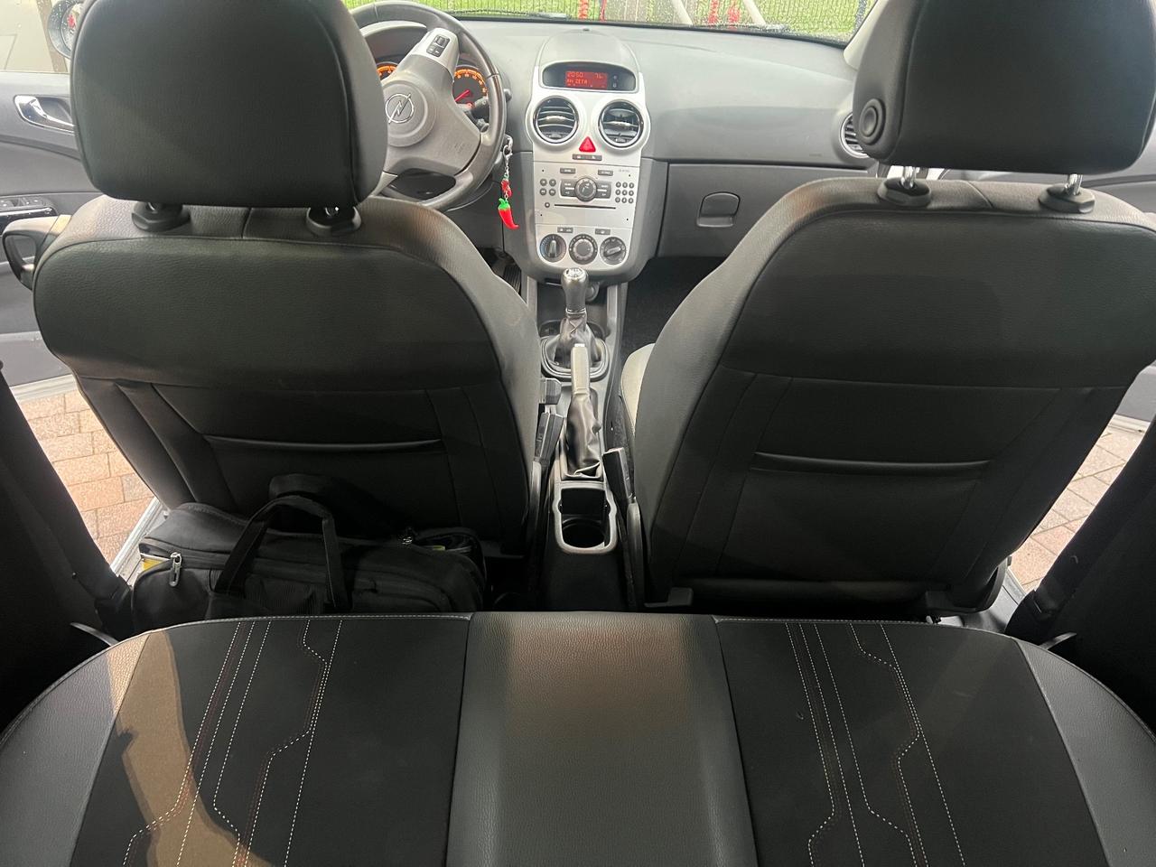 Opel Corsa 1.2 3 porte b-color