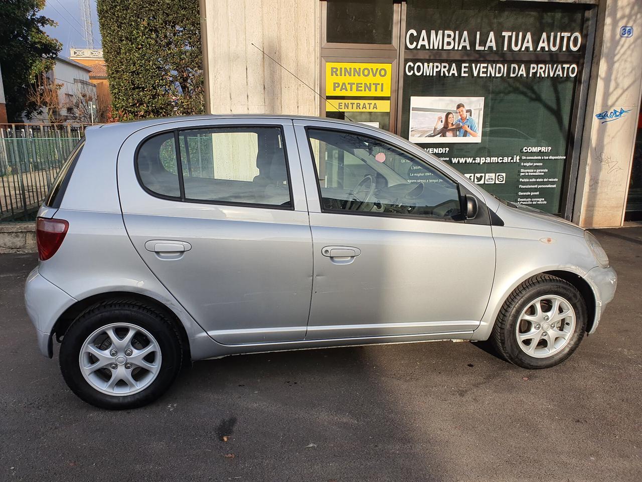 Toyota Yaris 1.0i 16V cat 5 porte Sol NEOPATENTATI