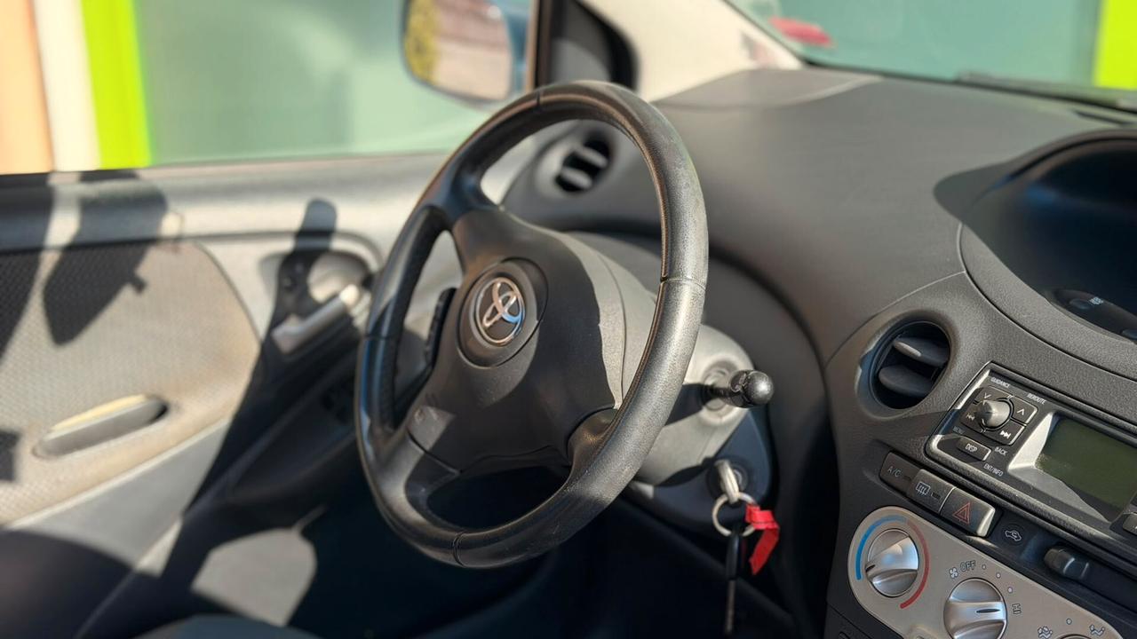 Toyota Yaris 1.0i 16V cat 5 porte Sol