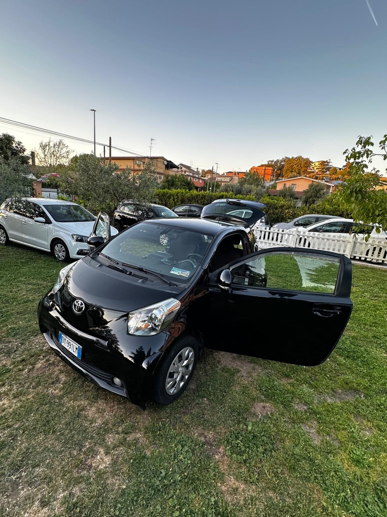 Toyota iQ 1.0 Multidrive Versione Lancio nero perlato !