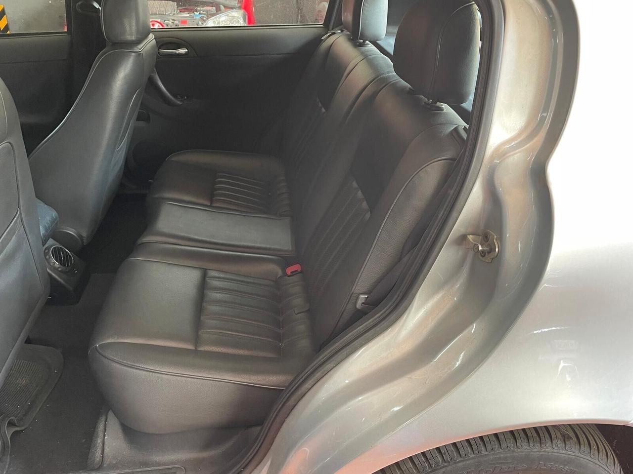 Alfa Romeo 147 1.6i 16V Twin Spark cat 5p. Distinctive