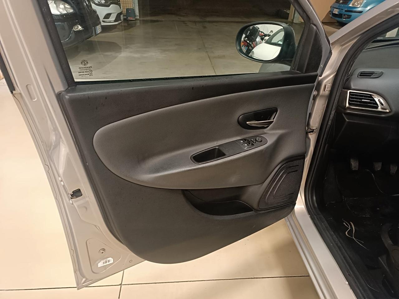 Lancia Ypsilon 1.2 69 CV 5 porte Gold