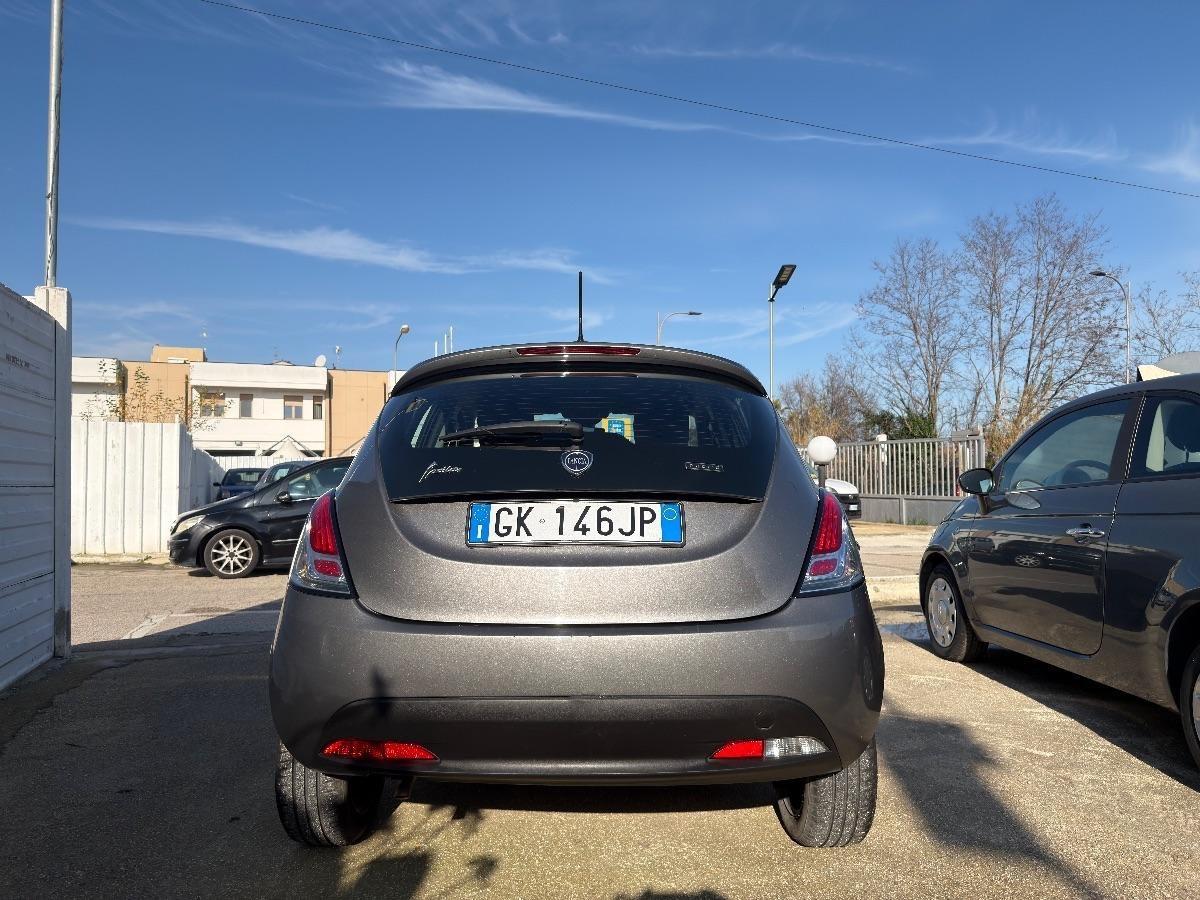 Lancia Ypsilon 1.0 FireFly 5 porte S&S Hybrid Silver