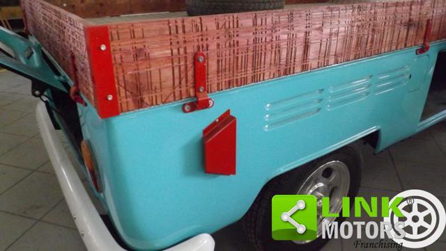 VOLKSWAGEN T2 26B1 con cassone completamente restaurato