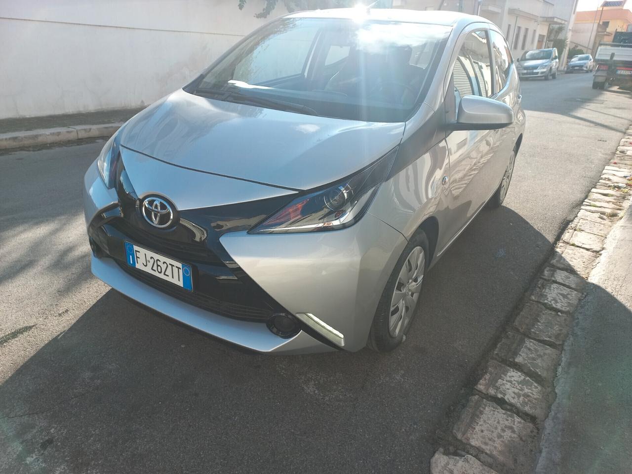 Toyota Aygo 1.0 VVT-i 69 CV 5 porte x-black TSS