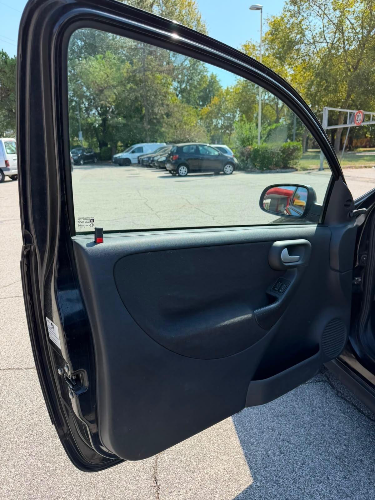 Opel Corsa 1.0 12V 3 porte // 25.000 km ///pari al nuovo
