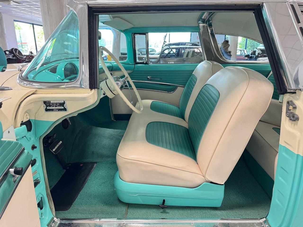 Ford Fairlane Crown Victoria