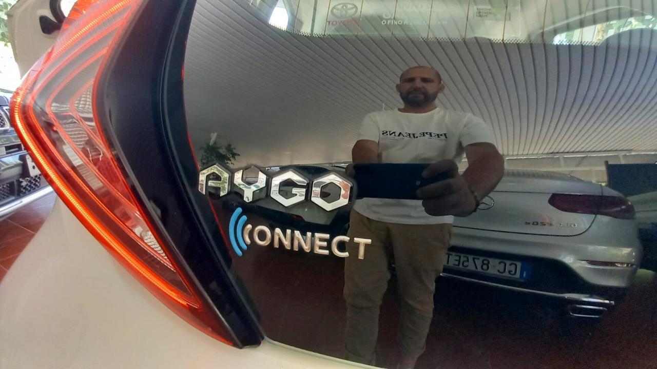 Toyota Aygo Connect 1.0 VVT-i 72 CV 5 porte x-clusiv red style