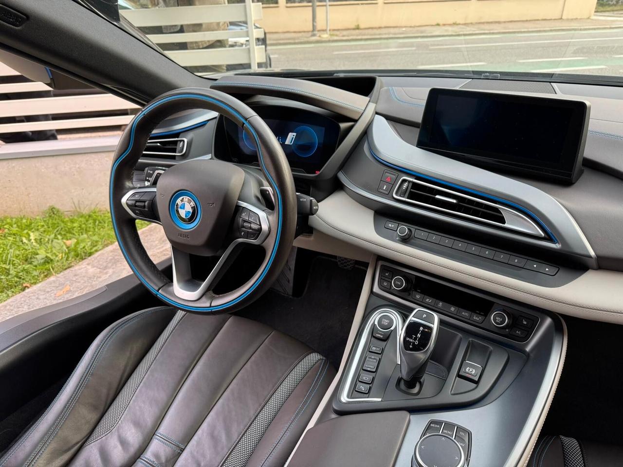BMW i8 COUPE' TRE VOLUMI HYBRID 231cv