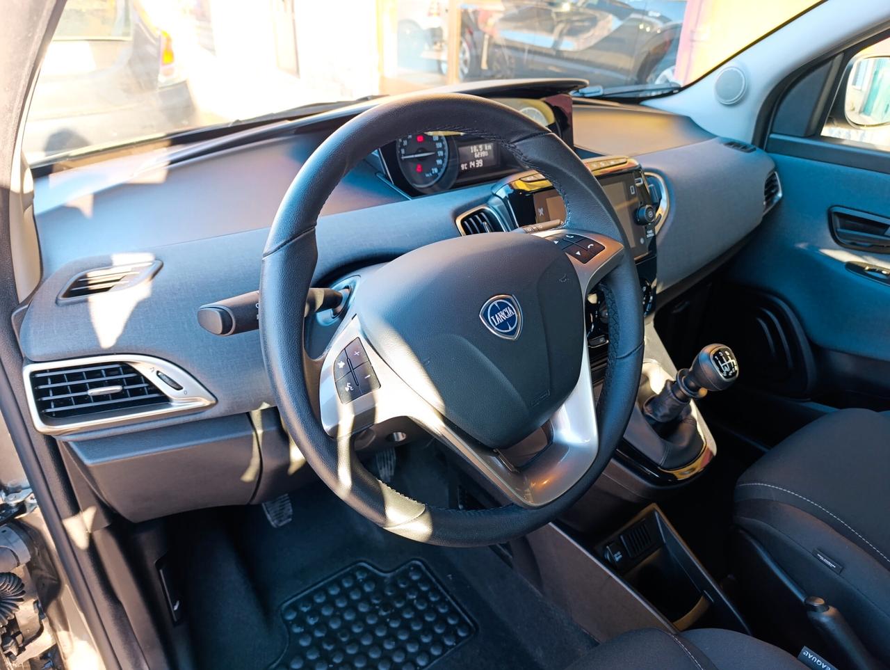 Lancia Ypsilon 1.0 S&S Hybrid Gold --6000 km--