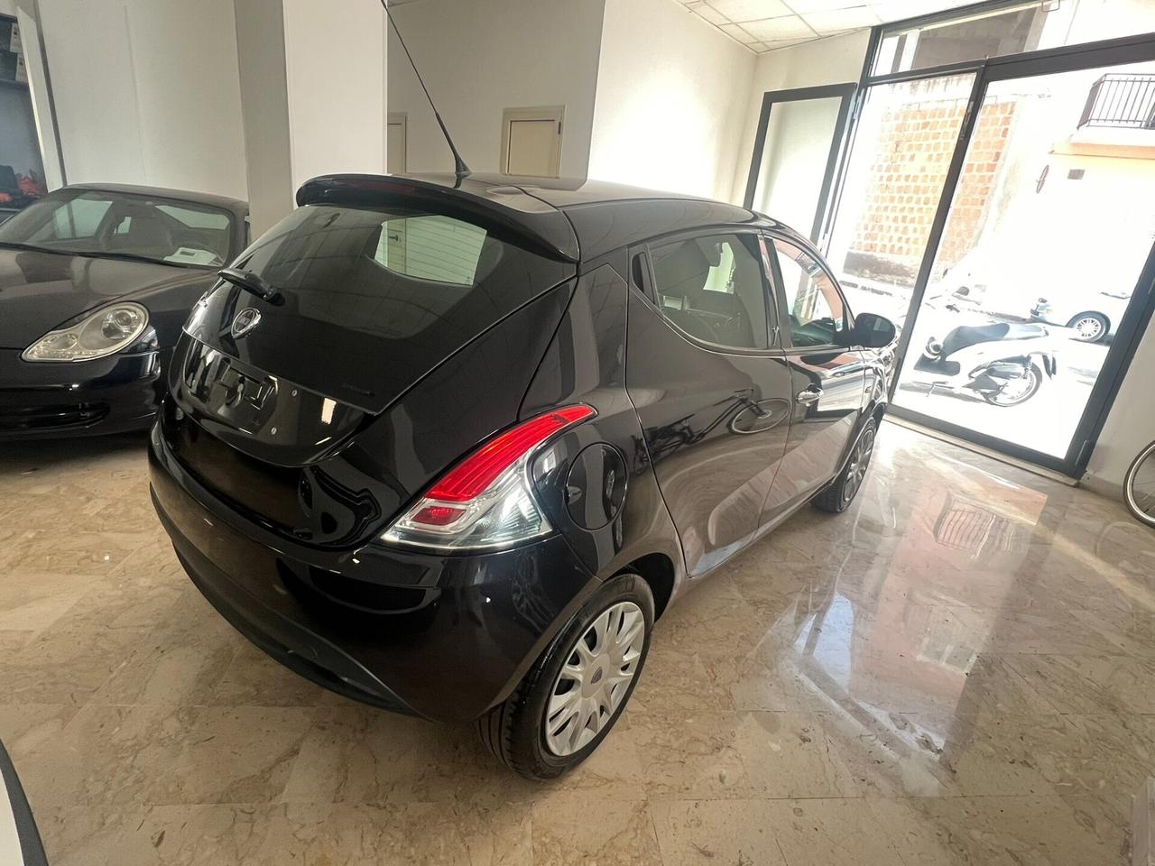 Lancia Ypsilon 1.2 69 CV 5 porte S&S Silver