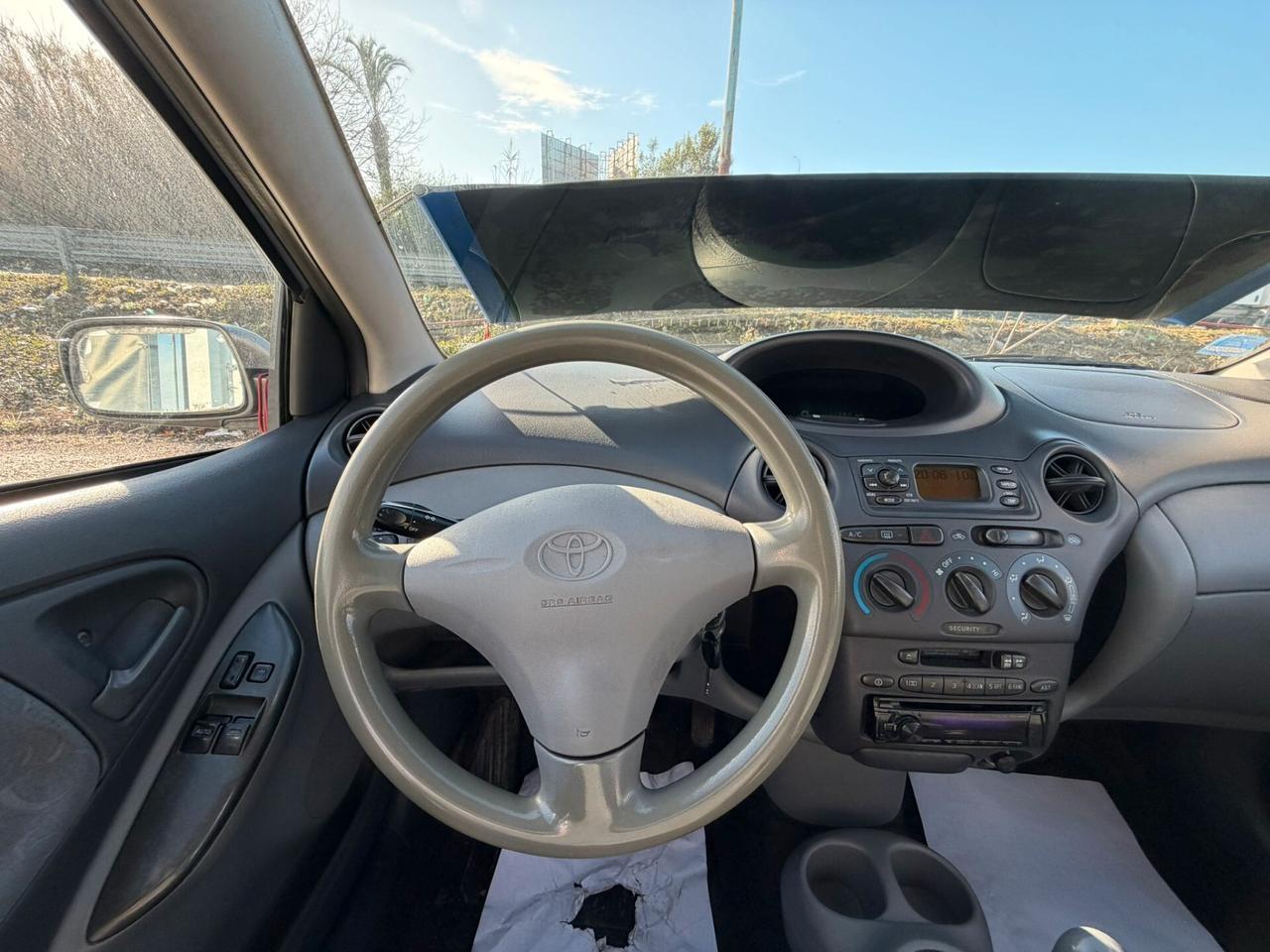 Toyota Yaris 1.0i 16V cat 5 porte Sol