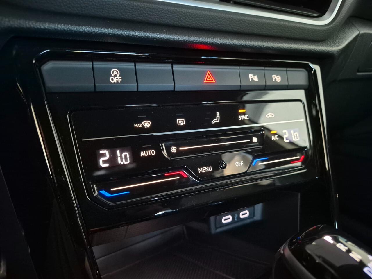 Volkswagen T-Roc 1.5 TSI R-LINE DSG LED APPLE CAR PLAY/ANDROID AUTO RETROCAMERA ACC WIRELESS VETRI PRIVACY AMBIENT LIGHT COCKPIT PRO