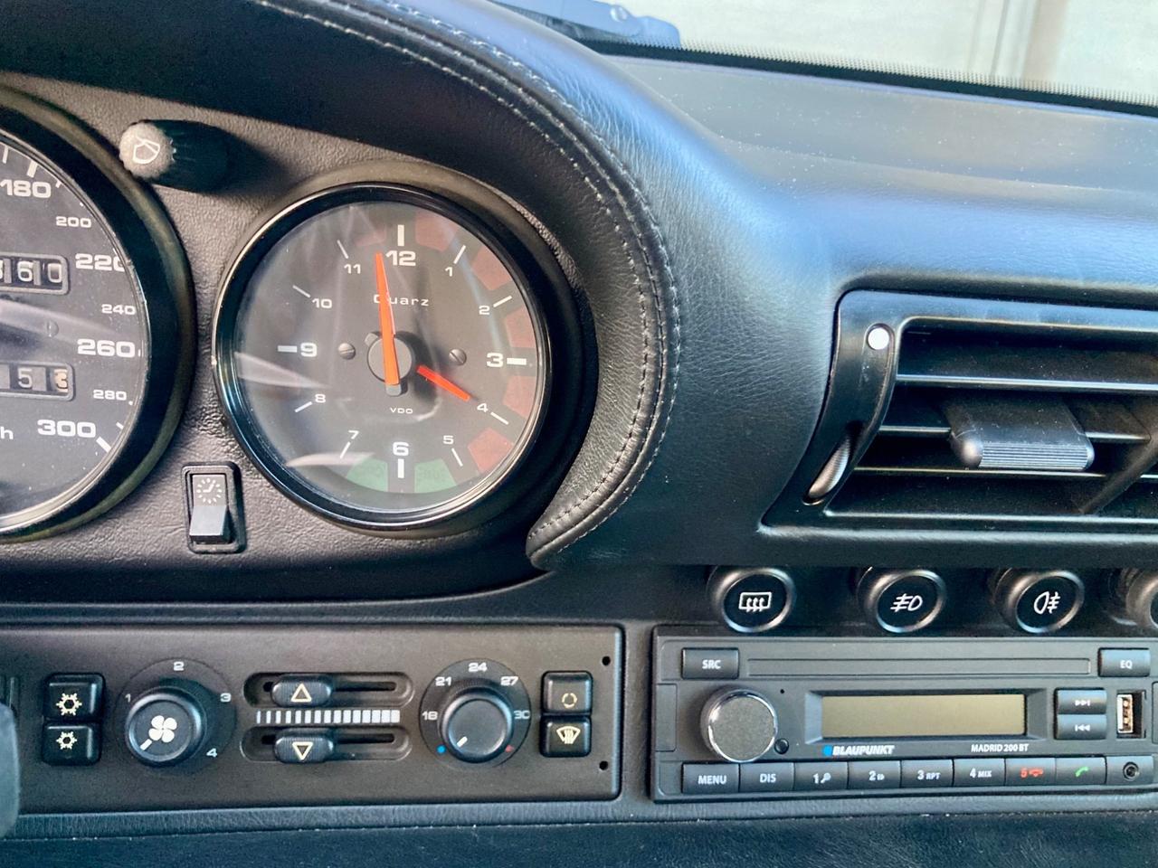 Porsche 911 Carrera 4 - 993