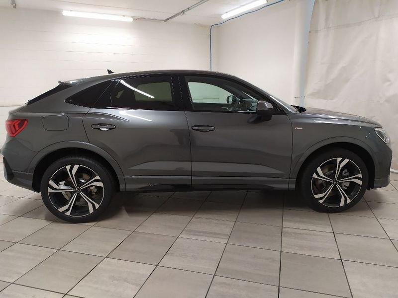 Audi Q3 Sportback 40 2.0 tdi Identity Black quattro 193cv s-tronic