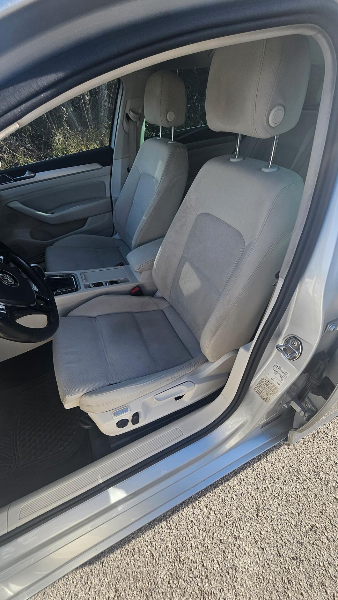 Volkswagen Passat Variant 1.6 TDI SCR DSG Business BMT