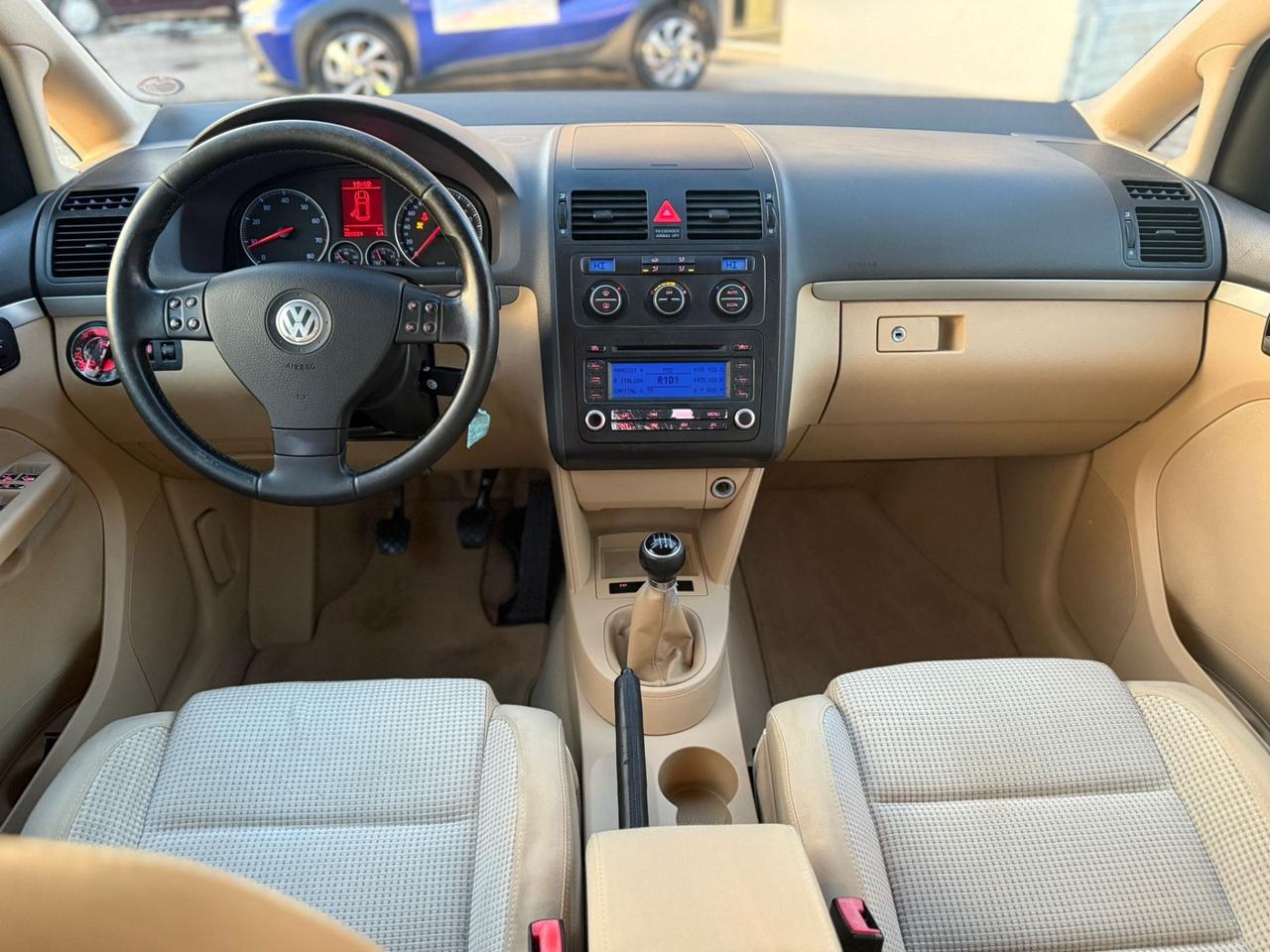 Volkswagen Touran 1.6 16V FSI Highline 7 POSTI