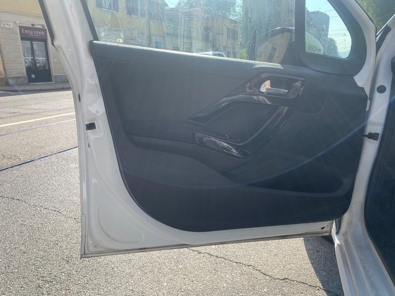 Peugeot 208 life #11893