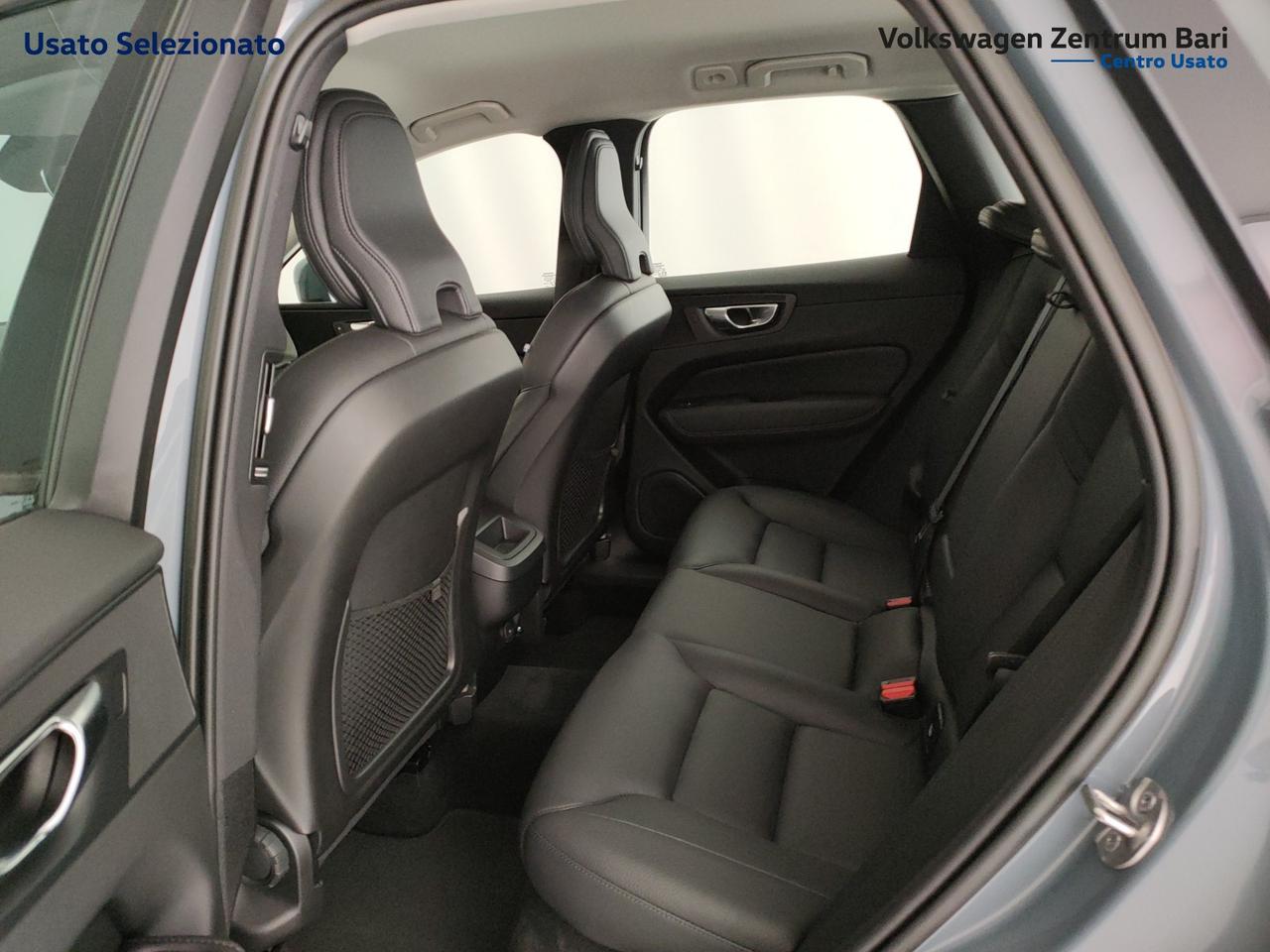 Volvo XC60 2.0 b4 momentum pro awd auto