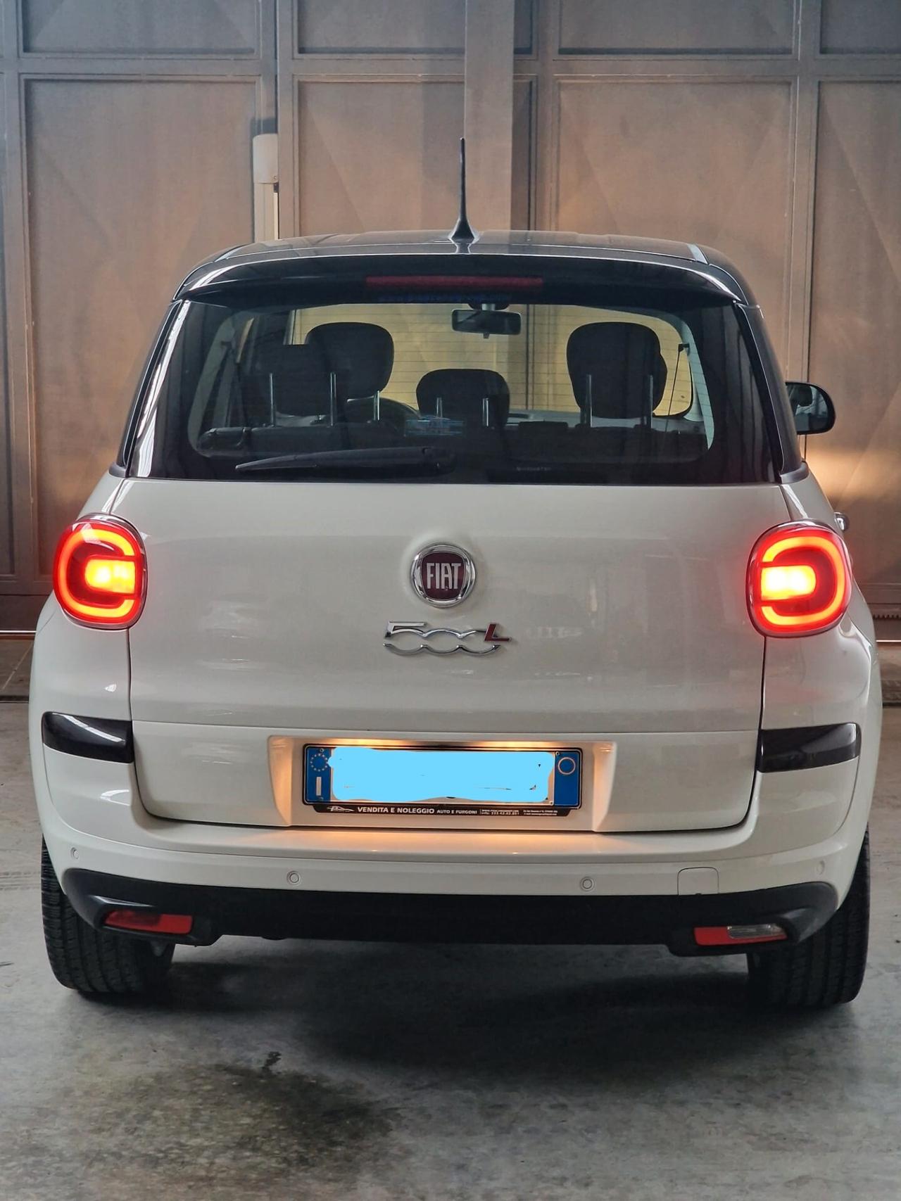 Fiat 500L 1.4 120° S.&.S Anniversario Bicolore Nero Cinema/Bianco € 14.999, 00 Benzina Potenza (CV) 95 Potenza