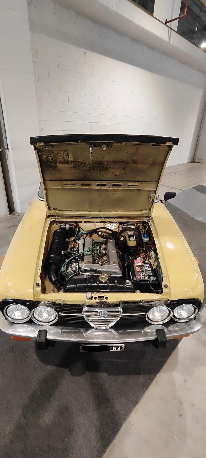 Alfa Romeo Giulia NUOVA SUPER 1300 GIALLO PIPER