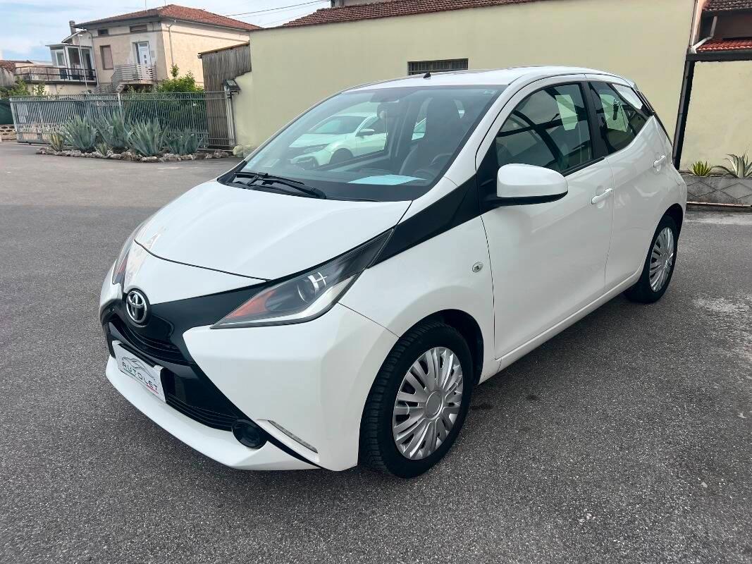 Toyota Aygo 1.0 x-clusiv 5p