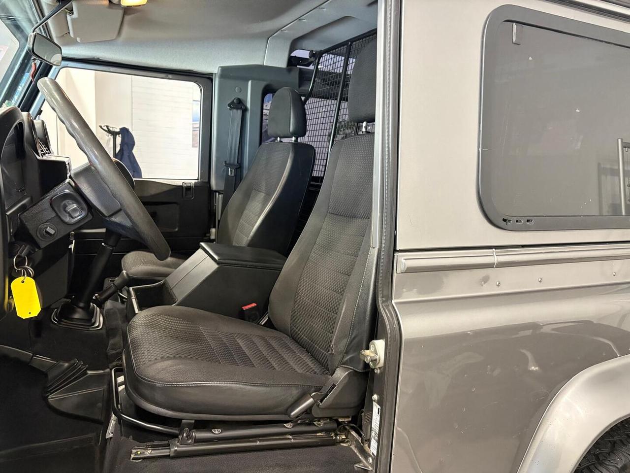 Land Rover Defender VI 2007 90 Defender 90 2.4 td E