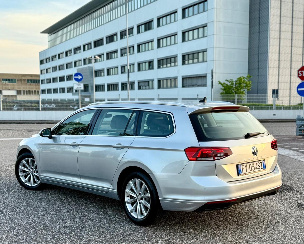 Volkswagen Passat Variant 1.6 TDI SCR DSG Business BMT