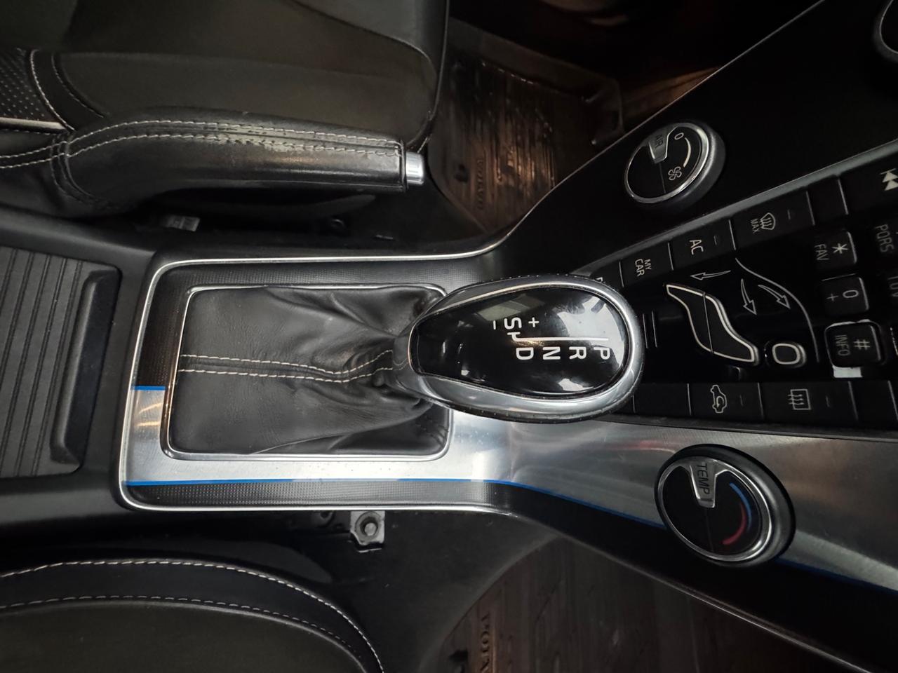 Volvo V40 D2 1.6 Powershift R-design Kinetic