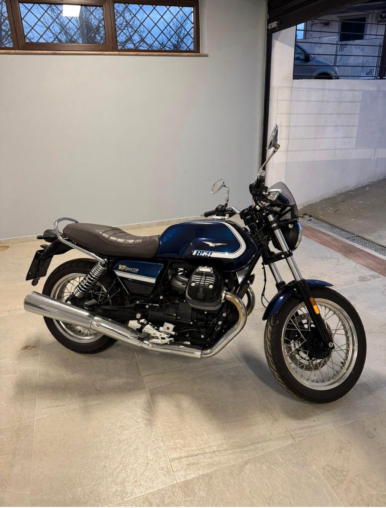 Moto Guzzi V85 V7850 SPECIAL versione speciale 100° anniversario