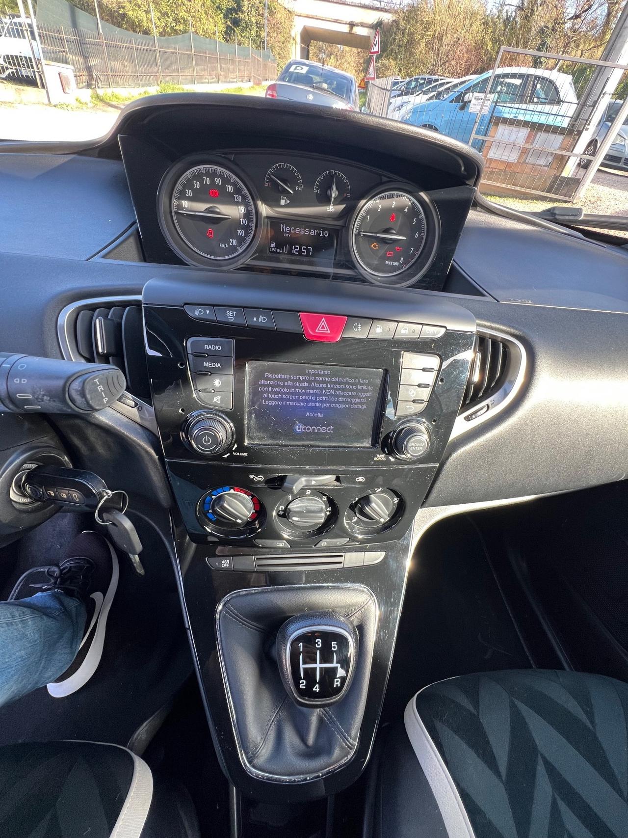 Lancia Ypsilon 1.2 69 CV 5 porte GPL Ecochic Silver